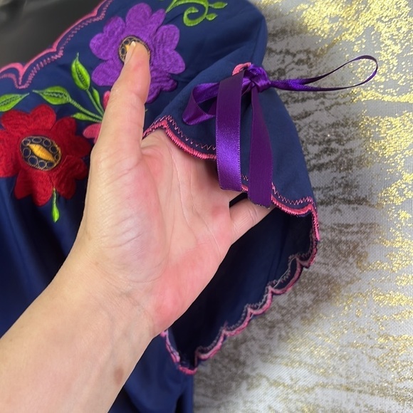 Vintage🧚‍♀️ Navy Blue Floral Embroidered Mexican Blouse - Picture 5 of 11